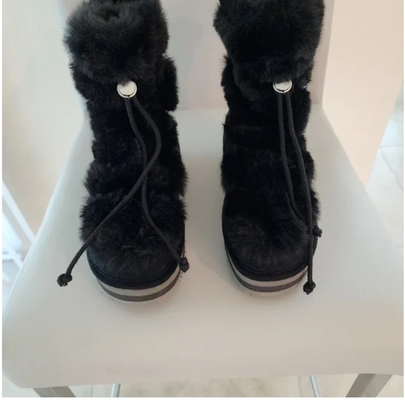 Elegant Black Fur Winter Boots - Picture 3 of 9